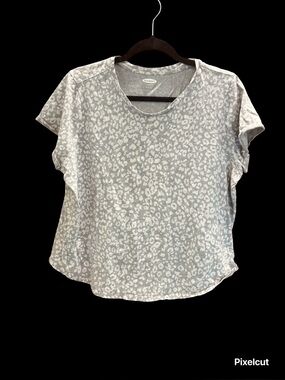 Old Navy Light Gray Leopard Short Sleeve Tee
